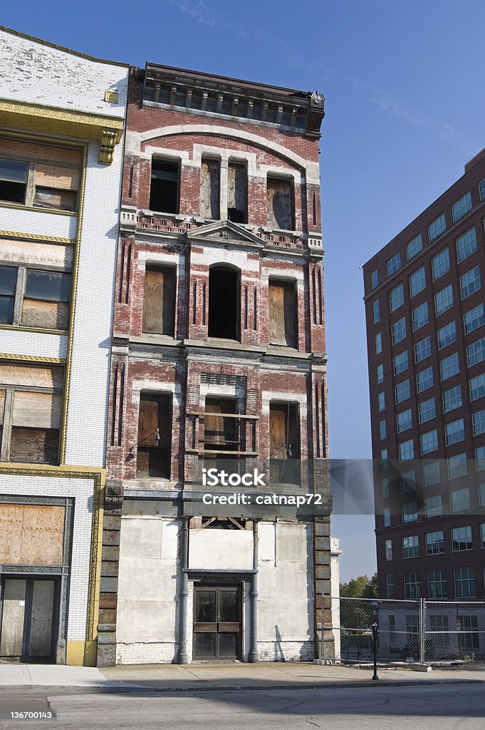 Abandonado la ciudad edificios, Urban cáncer en el antiguo centro de la ciudad - Foto de stock de Abandonado libre de derechos