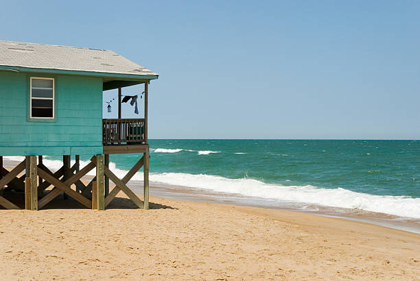 beach house con olas y horizon con vista al mar - stilts fotografías e imágenes de stock