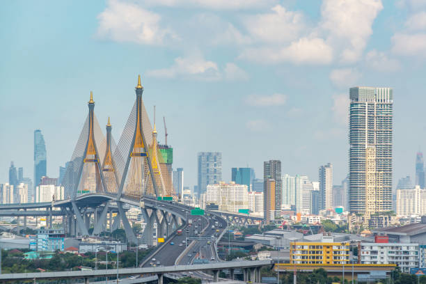 a ponte bhumibol é uma das pontes mais bonitas da tailândia.o nome desta ponte vem do nome do rei da tailândia. - bridge bangkok suspension bridge river - fotografias e filmes do acervo