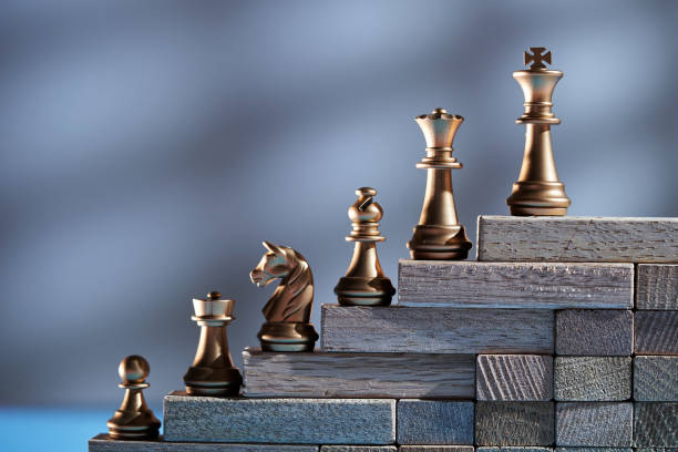 pezzi degli scacchi sulla scala di legno per classifica - regina di scacchi foto e immagini stock