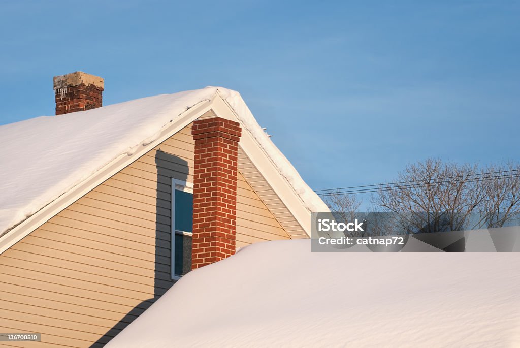 Casa de techo y Chimey en nueva de la nieve de invierno - Foto de stock de Anochecer libre de derechos