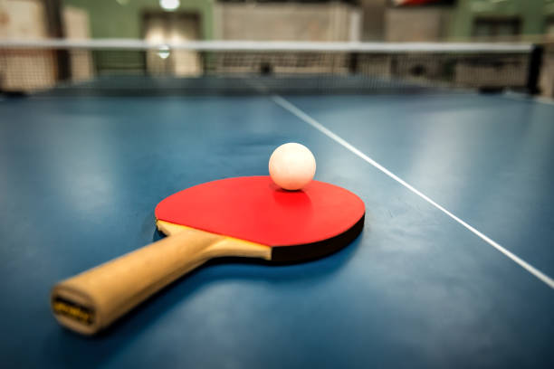 table de ping-pong, raquettes et balles - tennis indoors sport leisure games photos et images de collection