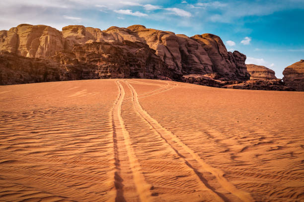 piste per pneumatici per auto nel deserto rosso - wadi rum foto e immagini stock