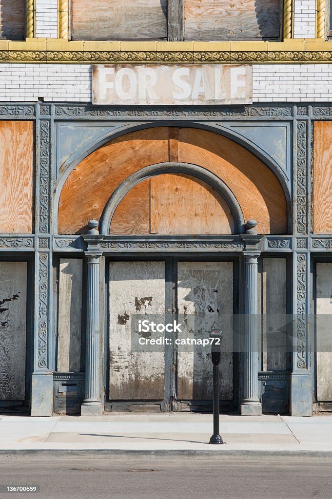 Abandonado almacenar entablado y cerrado, para la venta, Urban cáncer - Foto de stock de Tapiado libre de derechos