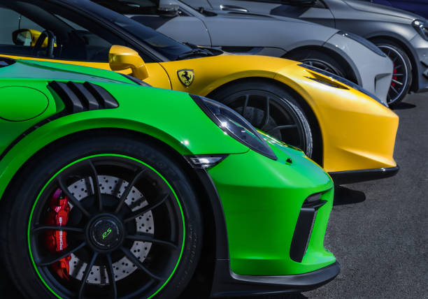 le auto sportive sono in attesa parcheggiate in fila. - porsche foto e immagini stock