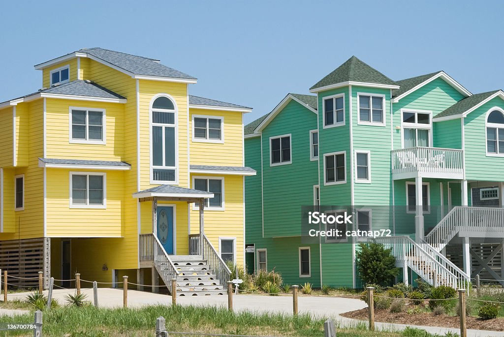 Playa casas de colores brillantes en el complejo turístico - Foto de stock de Playa libre de derechos