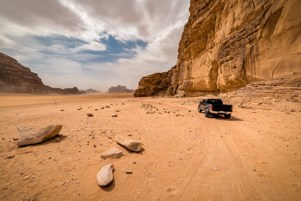 safari dans le désert - véhicule tout-terrain dans le désert de wadi rum, site classé au patrimoine mondial de l’unesco - 4x4 desert sports utility vehicle dubai photos et images de collection