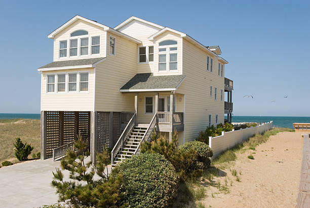 dom przy plaży z widokiem na ocean atlantycki, zewnętrzny koral, nc - beach house zdjęcia i obrazy z banku zdjęć
