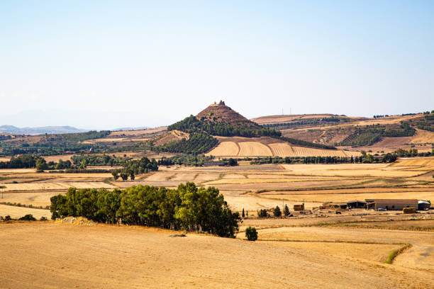 paysage près de barumini nuraghe. sardaigne, italie, - nuragic photos et images de collection