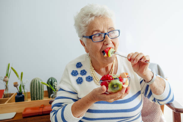 自宅の先輩女性 - senior adult nursing home eating home interior ストックフォトと画像