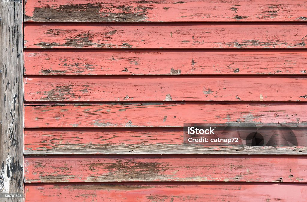 Red House Schindel Siding Nahaufnahme, verblichenen, eingetragenen, verwitterten - Lizenzfrei Alt Stock-Foto