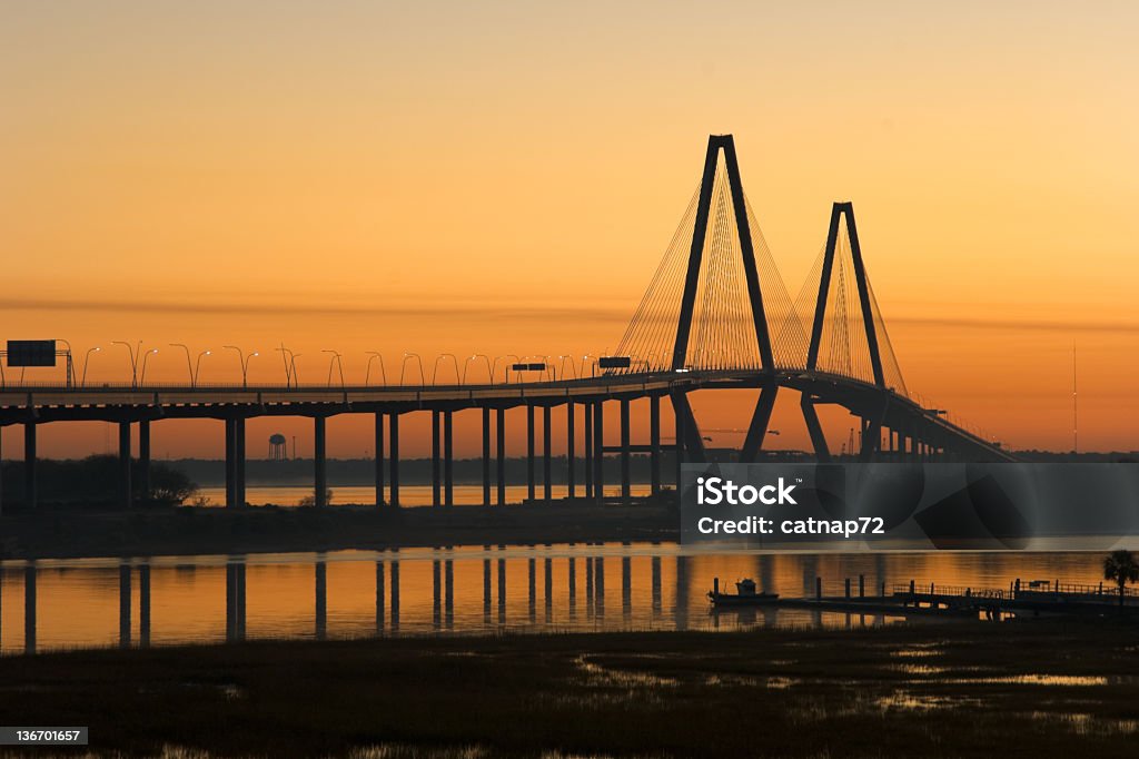 Pont autoroutier de lever de soleil Orange, moderne, nouveau, à Charleston, Caroline du Sud - Photo de Architecture libre de droits