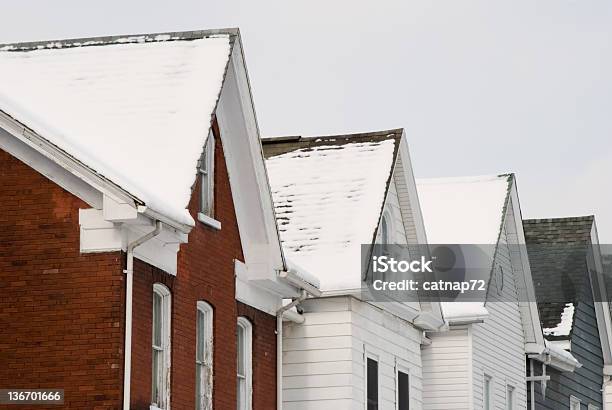 House Dächer Im Schnee Und Winter Zeile Häuser Stockfoto und mehr Bilder von Schnee - Schnee, Dach, Außenaufnahme von Gebäuden