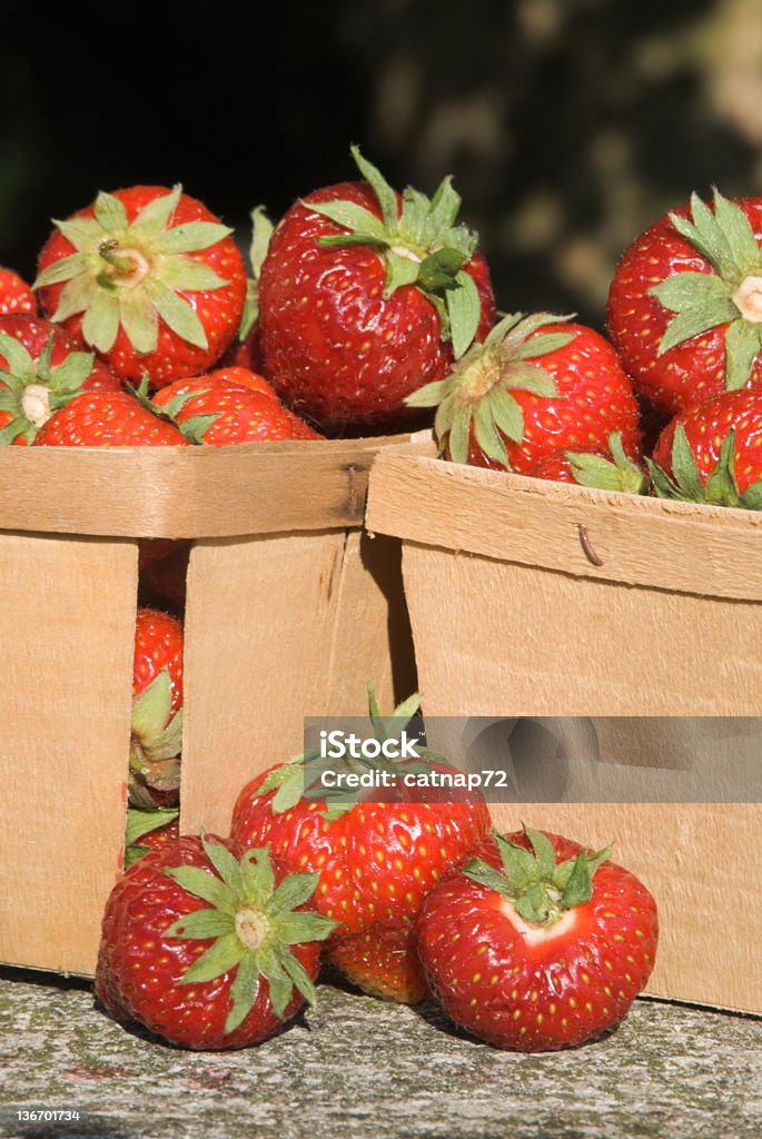 Fresas en cajas, fuera de la luz del sol, de cerca - Foto de stock de Cajón para embalar libre de derechos