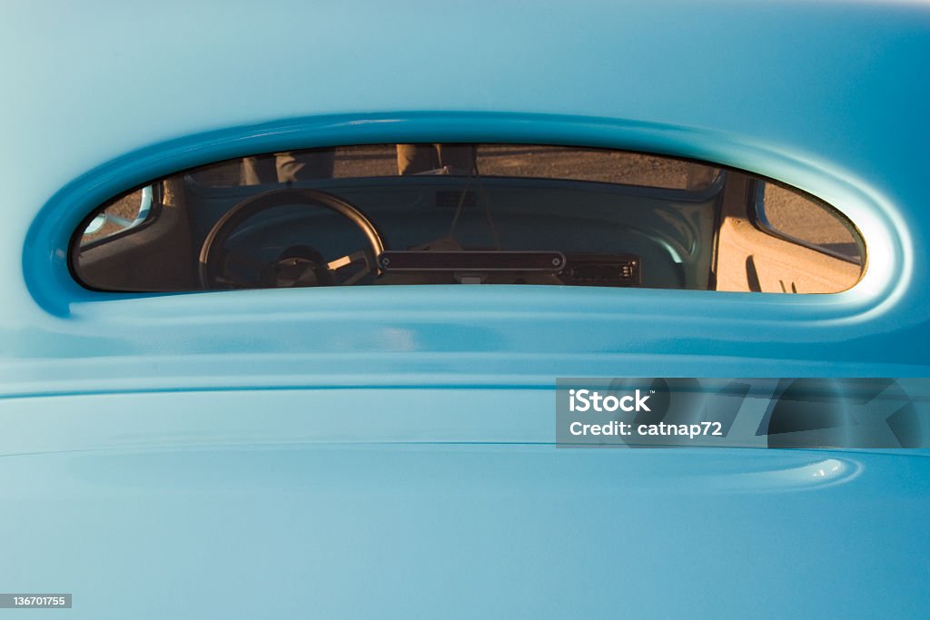 Ventana en la parte trasera coche de bebé azul Hot Rod - Foto de stock de Coche libre de derechos