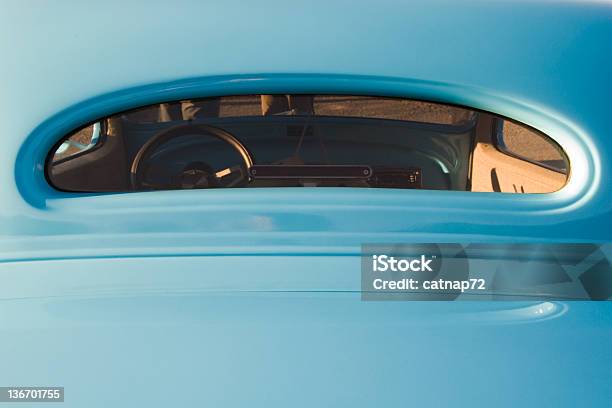 Posteriore Auto Finestra In Blu Baby Hot Rod - Fotografie stock e altre immagini di Automobile - Automobile, Automobile d'epoca, Finestra