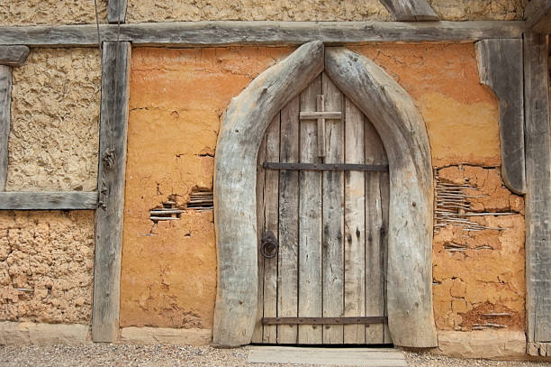 igreja de madeira rústica, e resistiu porta - jamestown door virginia tudor style - fotografias e filmes do acervo