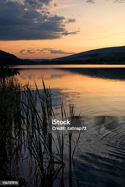 Naranja Puesta De Sol Sobre El Lago De La Montaña De Fondo Foto de stock y más banco de imágenes de Agua