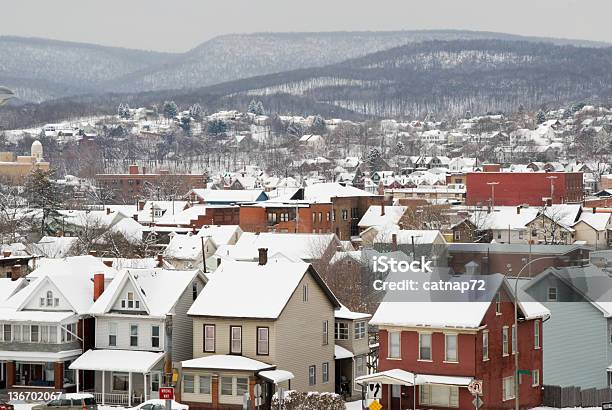 Foto de Telhados Da Cidade Americana Na Neve De Alto Ângulo e mais fotos de stock de Pensilvânia