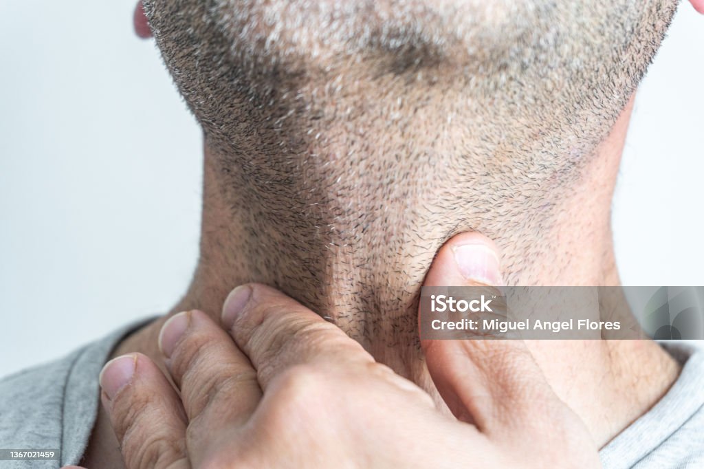 manos masculinas explorando el cuello de un hombre - Foto de stock de Garganta libre de derechos manos masculinas explorando el cuello de un hombre - Foto de stock de Garganta libre de derechos