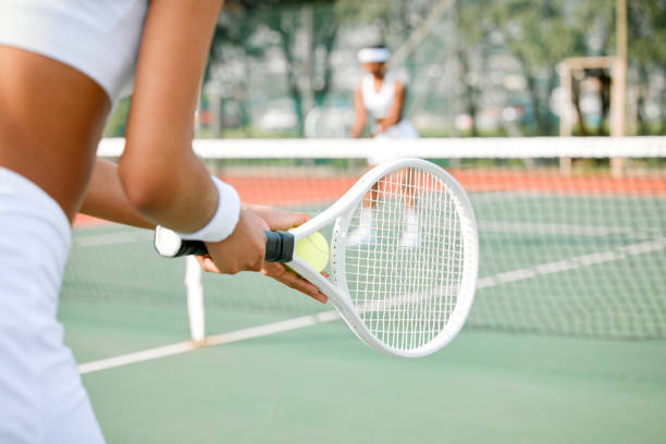 코트에서 테니스를 치는 스포티한 젊은 여성의 사진 - tennis women one person vitality 뉴스 사진 이미지