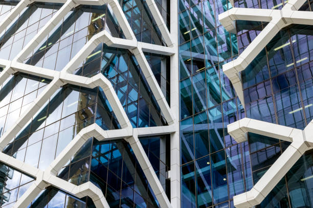 closeup moderno edifício de escritórios com reflexão, fundo abstrato com espaço de cópia - reflection glass surrounding wall urban scene - fotografias e filmes do acervo