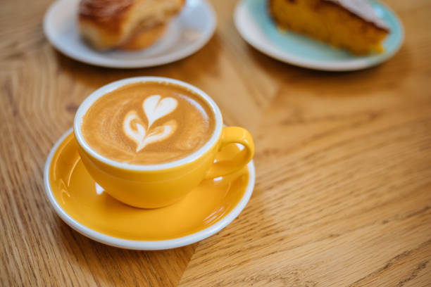 latte art sur table en bois - coffee cup cappuccino food photos et images de collection