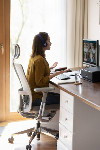 étudiante de la génération y, stagiaire au casque regardant un webinaire d’apprentissage - indian ethnicity audio photos et images de collection