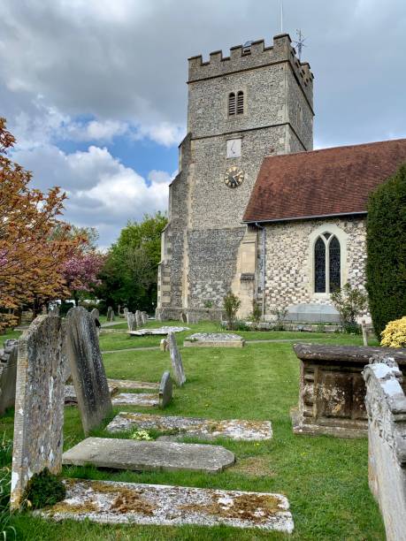 Cookham, England. Holy Trinity church Holy Trinity Church and gravestones on the old cemetery, close to the River Thames at Cookham, Berskhire, UK norman uk tree sunlight stock pictures, royalty-free photos & images