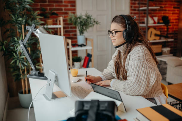 geschäftsfrau mit einem videoanruf mit kollegen - working at home headset telecommuting computer stock-fotos und bilder