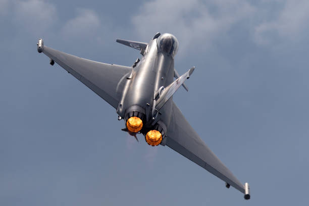 royal air force (raf) eurofighter typhoon z no.29(r) squadron odlatujący z lotniska farnborough. - military airplane military eurofighter typhoon zdjęcia i obrazy z banku zdjęć