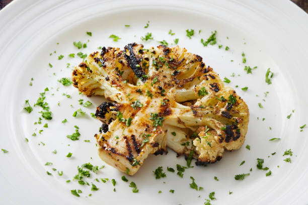 gegrilltes blumenkohlsteak - cauliflower roasted parsley cooked stock-fotos und bilder