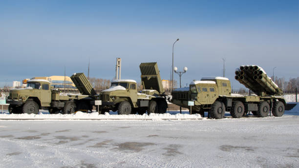 armes russes. véhicules de combat soviétiques katioucha sur fond de ciel bleu. - katyusha photos et images de collection