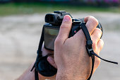 person-die-eine-spiegelreflexkamera-bedient-fotografieren.jpg?b=1&s=170x170&k=20&c=l3Vp7NJY9Hn6aDaRpjDiDmkIOfnq1jqTi03HJrmh3c0=
