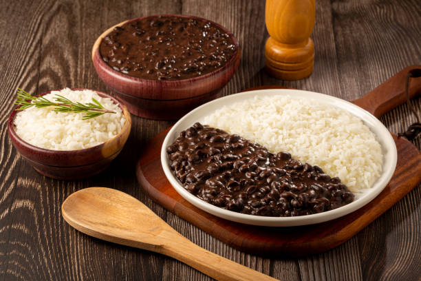 frijoles negros y plato de arroz. - bean fotografías e imágenes de stock