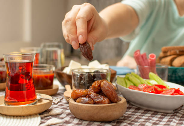 traditionelles frühstück im nahen osten während des ramadan-fastens (auch bekannt als: sahur oder suhoor). datteln sie obst zum abendessen oder iftar.  ramadan-hintergrund. ramadan kareem. - gericht des mittleren ostens stock-fotos und bilder