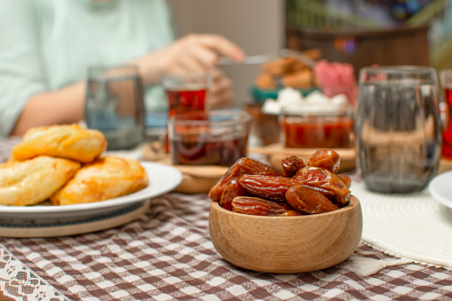 Desayuno tradicional de Oriente Medio durante el ayuno de Ramadán (también conocido como Sahur o Suhoor). Fruta de dátiles para la cena o iftar.  Antecedentes de Ramadán. Ramadán kareem. photo