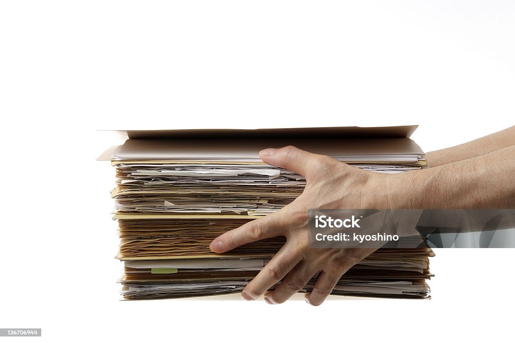 Isolato colpo di che tiene una pila di documenti su sfondo bianco - Foto stock royalty-free di Abbondanza