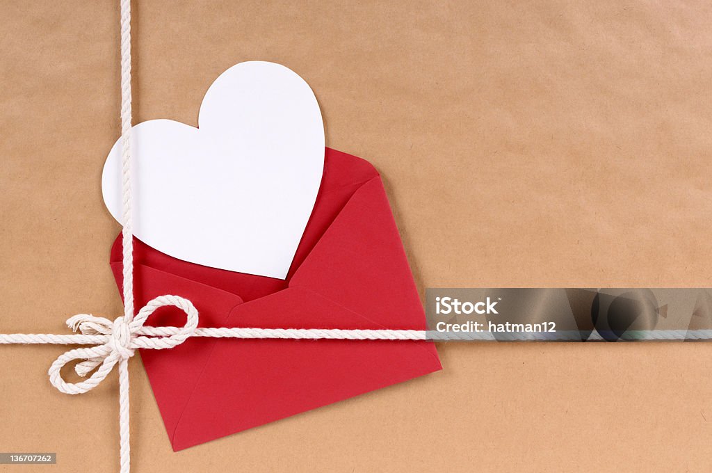 Pacchi di carta marrone con Cartolina di San Valentino - Foto stock royalty-free di Bianco