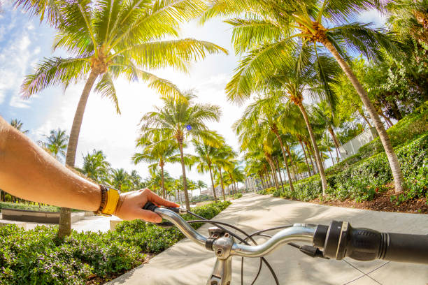pov punto di vista scatto di un giovane sportivo in sella a una bicicletta a south pointe park a south beach, miami beach, miami, south florida, stati uniti d'america - miami florida foto e immagini stock