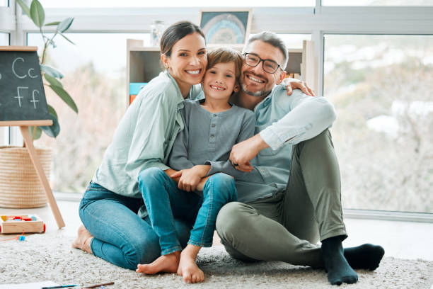 scatto di due genitori che giocano con il figlio a casa - floor two parent family couple home interior foto e immagini stock