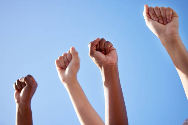 foto de un grupo irreconocible de mujeres levantando la mano con fuerza afuera - me too movimiento social fotografías e imágenes de stock