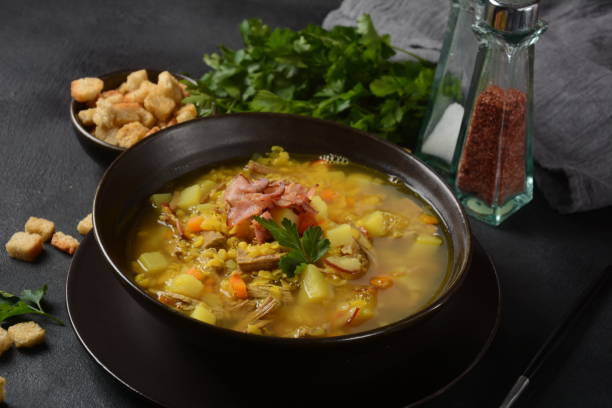 guarnición de sopa de guisantes de lentejas con tocino, cebolla frita y crutones - yellow split pea soup fotografías e imágenes de stock