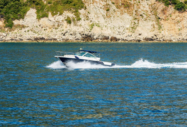 kleines schnellboot in bewegung vor der küste von cinque terre - ligurien italien - motorbootfahren stock-fotos und bilder