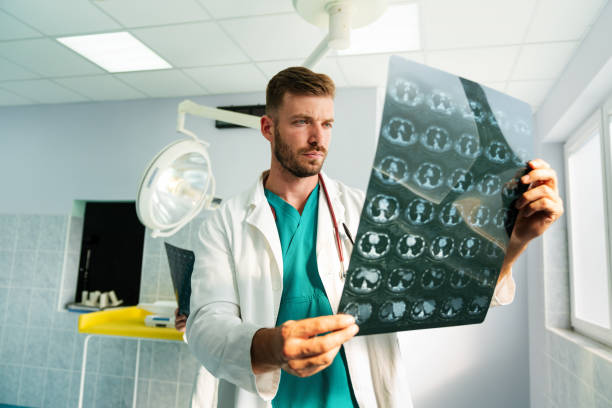 radiologo, medico esamina immagini a raggi x del paziente per la diagnosi - radiologist foto e immagini stock