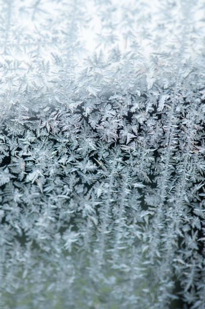 frostiger eiskristall-rücken - frosted glass glass textured crystal stock-fotos und bilder