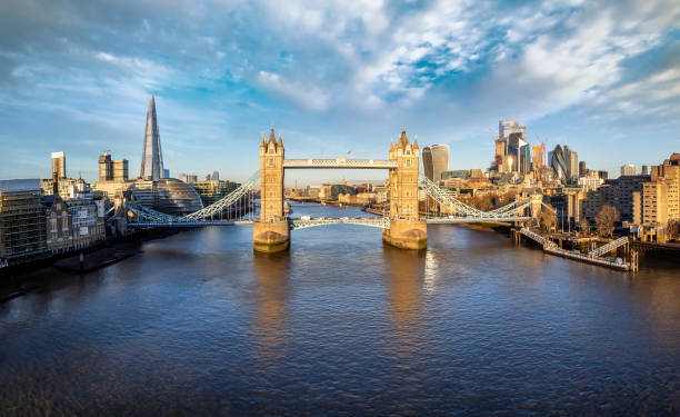 ロンドンの黄金の日差しがびしょ濡れになったタワーブリッジの正面図 - london england sunlight morning tower bridge ストックフォトと画像