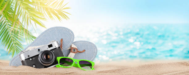 câmera retrô, chinelos e óculos de sol na praia tropical - fotografia imagem - fotografias e filmes do acervo