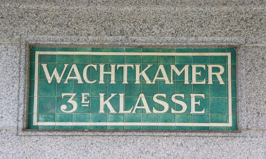 Sign waiting room 3rd class at of platform at Deventer railroad station.