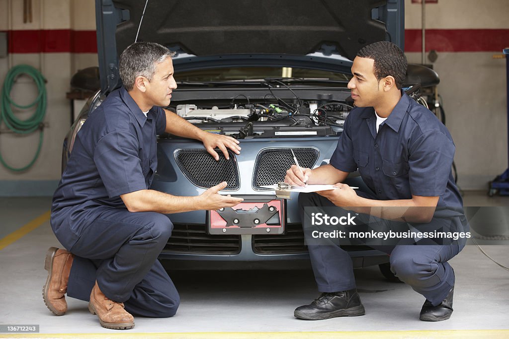 Meccanica al lavoro - Foto stock royalty-free di Autofficina